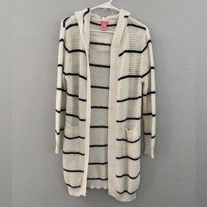 Back and white oversized cardigan. Size M.